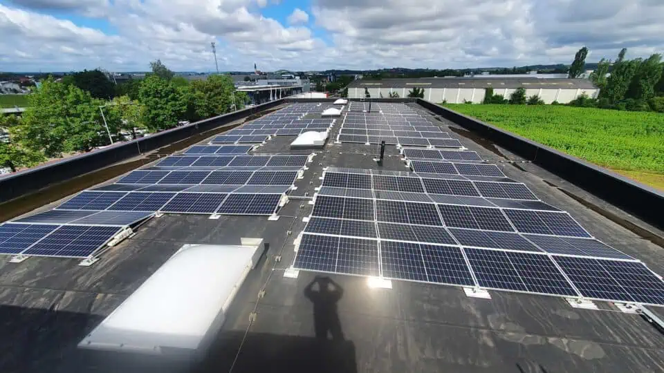 Photovoltaik-Anlage auf dem Dach des Aigner-Firmengebäudes