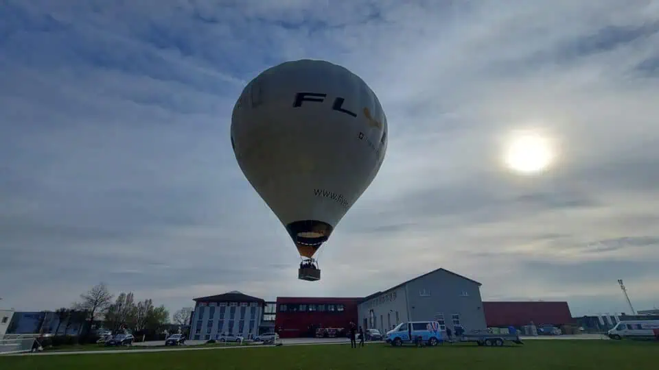 Heißluftballon über dem Welser Messegelände als Preis für das Siegerteam