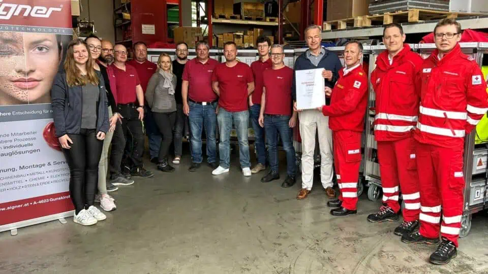 Aigner-Team und Rotes Kreuz mit Urkunde für das Sponsoring