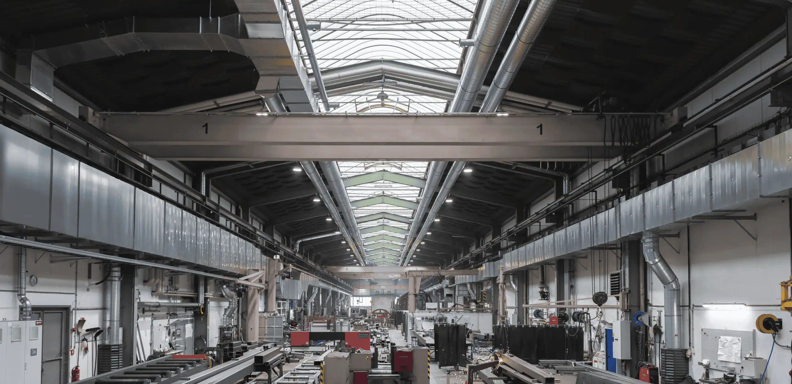 Bildbeschreibung zum Bild Produktionshalle mit sichtbarer Rauchbelastung ohne Hallenluftreinigung