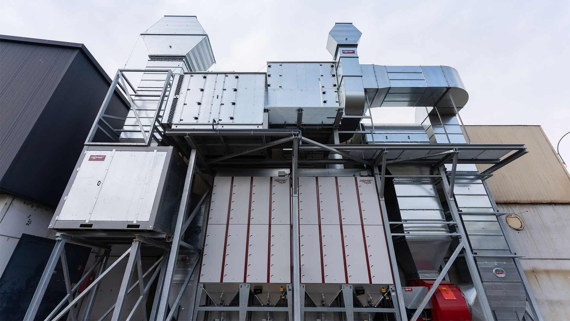 airJET Doppelstock-Patronenfilteranlage für die Hallenluftreinigung im Gleisbaubetrieb