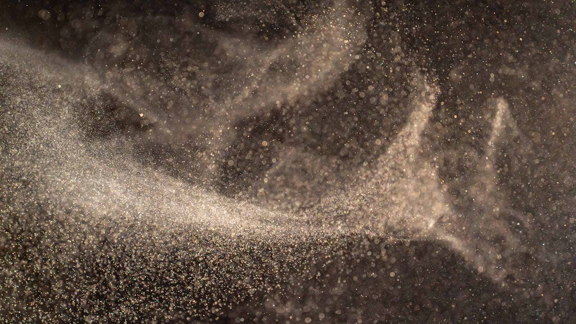 Industrielle Absauganlage für Grob- und Feinstaub in einer Produktionshalle