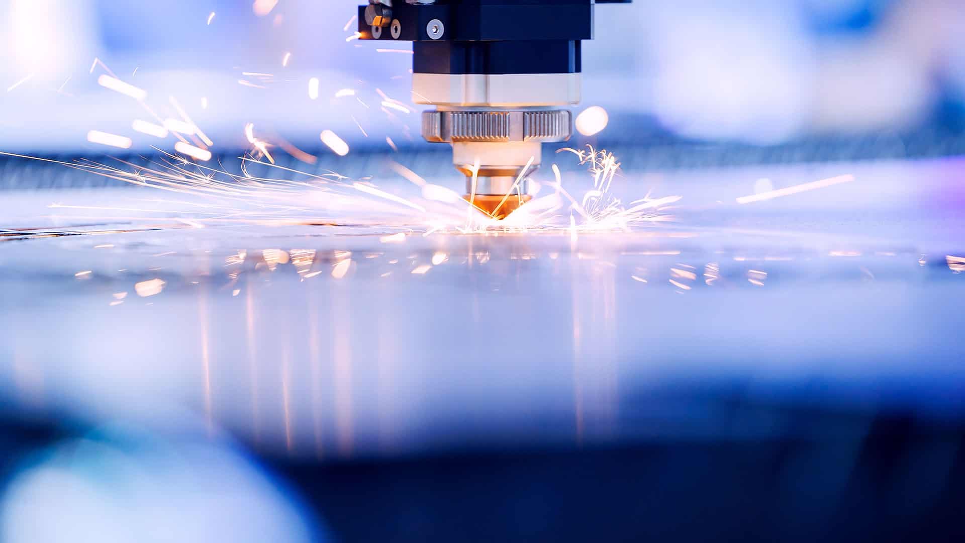 Bildbeschreibung zum Bild Laserrauch Absauganlage in industrieller Fertigungshalle