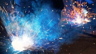 Bildbeschreibung zum Bild: Industriehalle mit Schweißarbeitsplatz und Absauganlage von Aigner