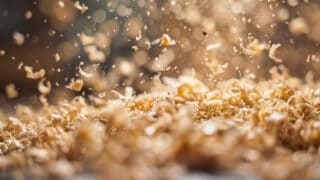 Bildbeschreibung zum Bild Späneabsaugung in Industriehalle mit CNC-Maschine