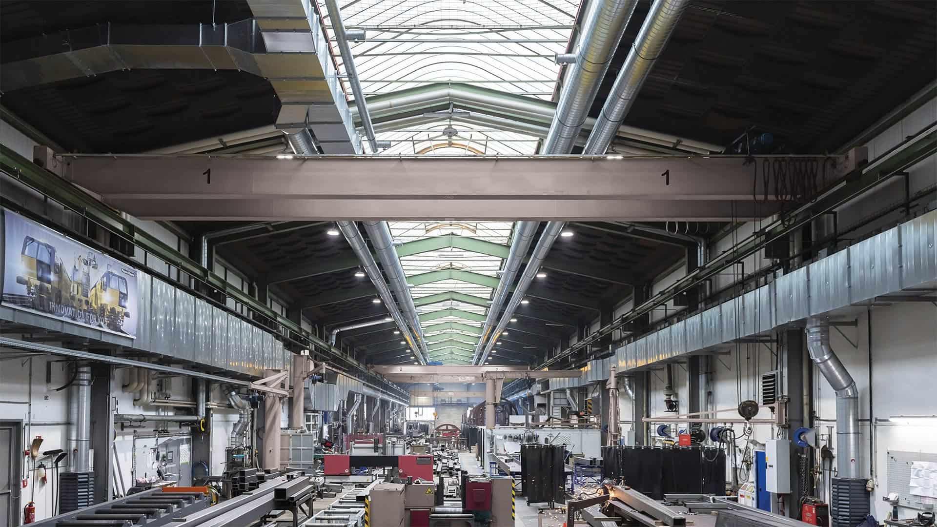 Hallenluftreinigung in der Produktionshalle eines Gleisbaumaschinenherstellers in Oberösterreich