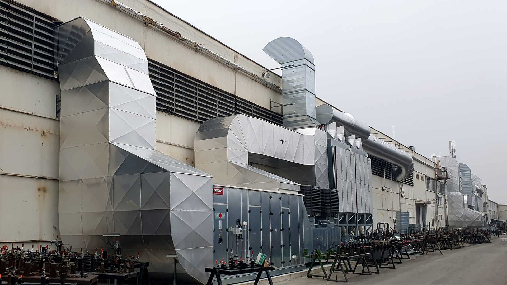 Schweißrauch-Absaugung in der Produktionshalle eines Kranherstellers