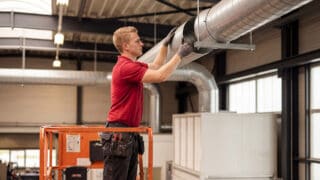 Bildbeschreibung zum Bild Aigner Monteure bei der fachgerechten Installation einer industriellen Absauganlage