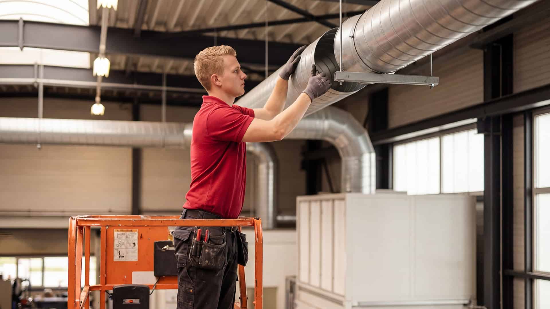 Bildbeschreibung zum Bild Aigner Monteure bei der fachgerechten Installation einer industriellen Absauganlage