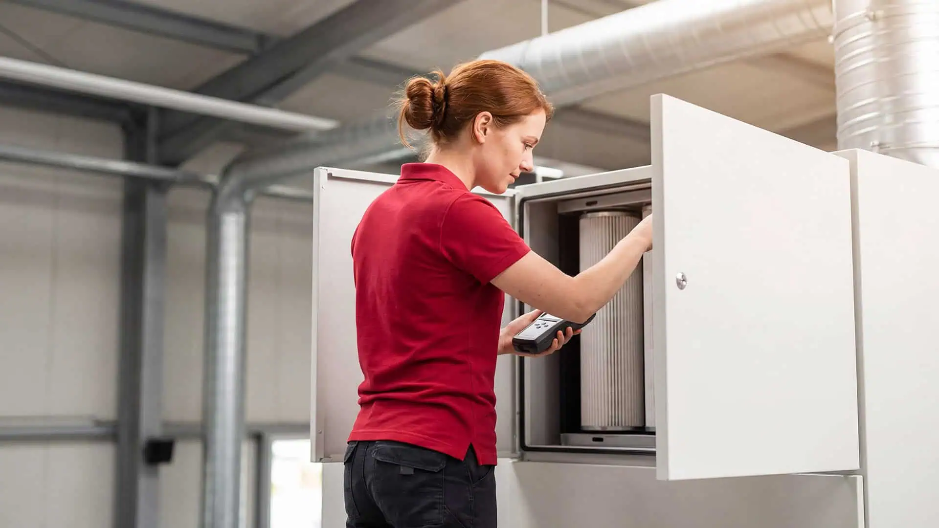 Wartung Absauganlage und Service: Fachmännischer Check einer industriellen Filteranlage durch einen Aigner Techniker zur Sicherstellung der Betriebssicherheit