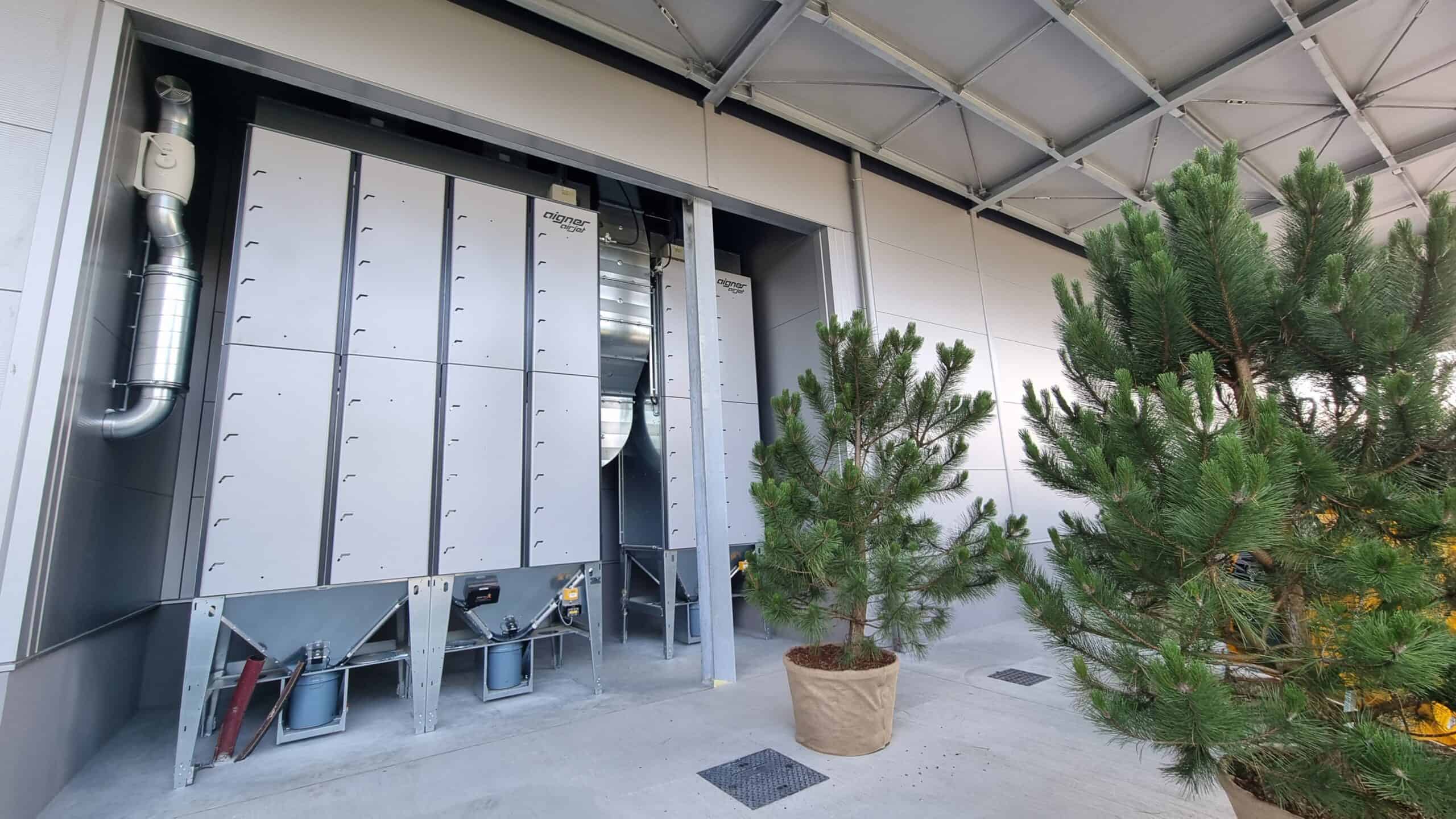 Moderne Schweißrauch-Absaugung mit Hallenluftlösung