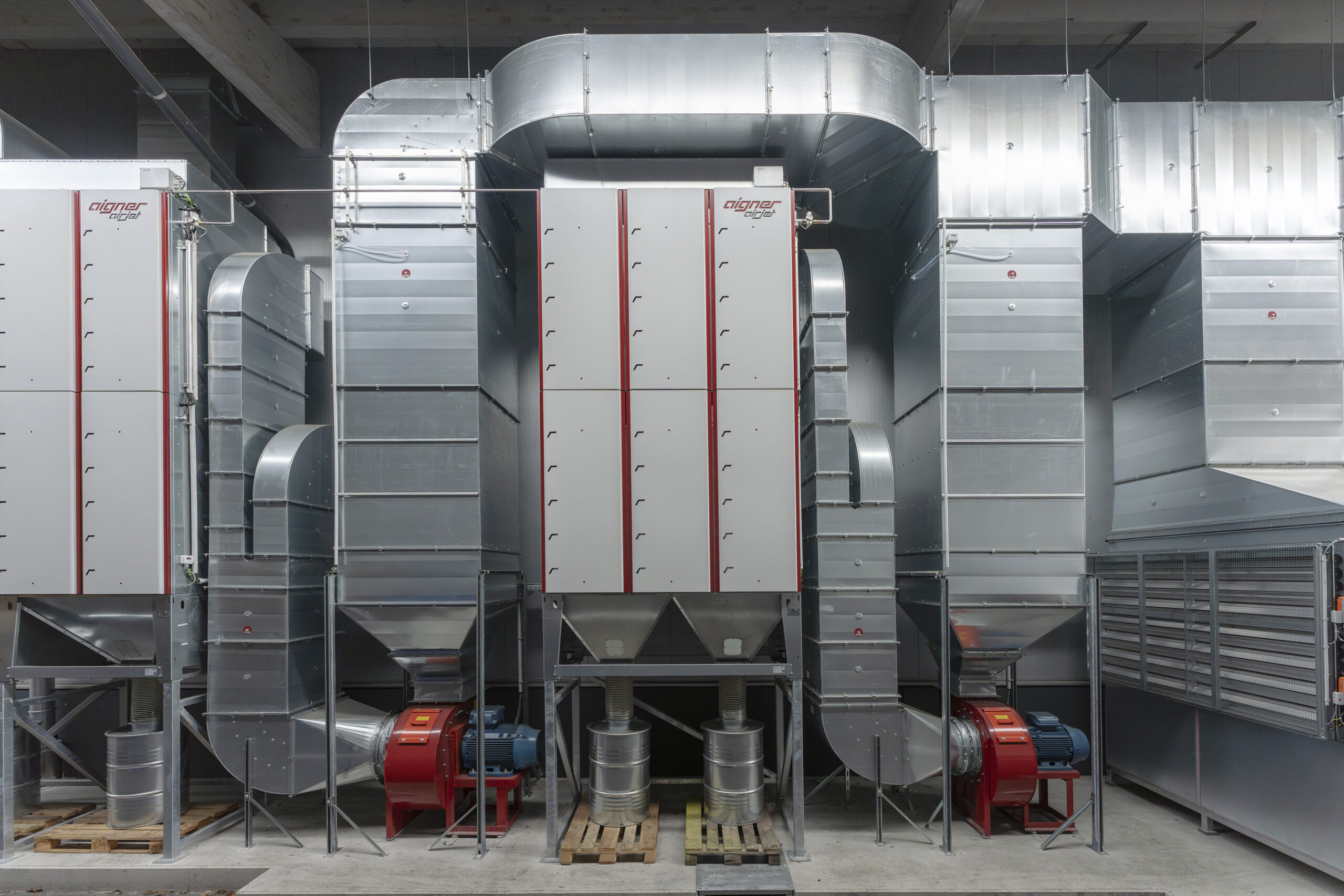 Kombination aus Punktabsaugung und Raumluftlösung für nachhaltige Luftqualität in der Fertigung einer Landtechnikproduktion