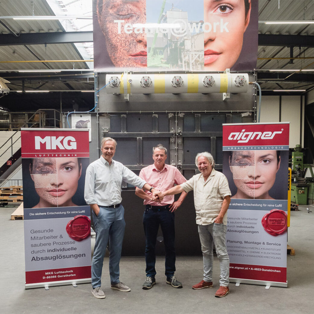 Vertreter von Aigner und MKG Lufttechnik besiegeln die Übernahme per Handschlag