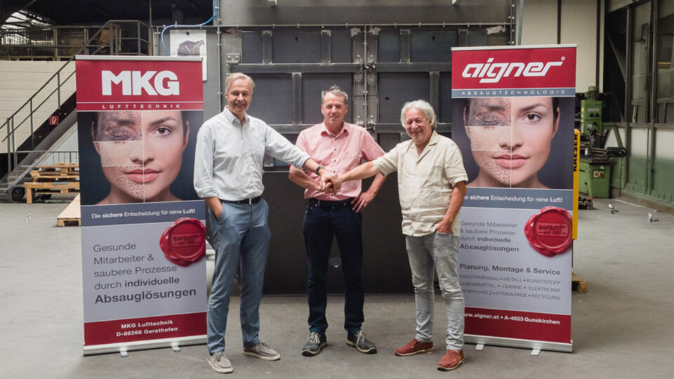 Vertreter von Aigner und MKG Lufttechnik besiegeln die Übernahme per Handschlag